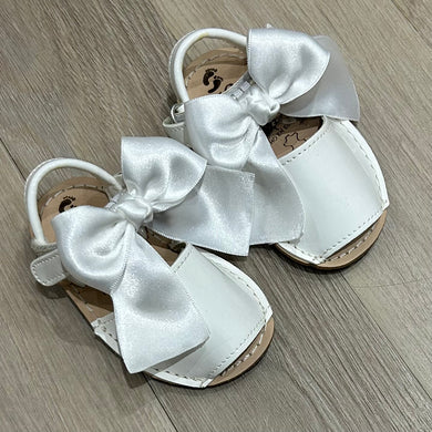 WHITE BOW SANDALS
