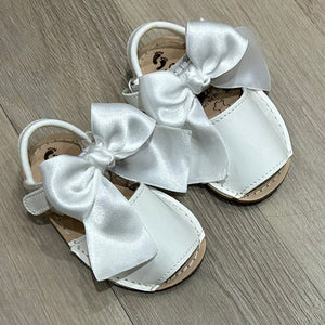 WHITE BOW SANDALS