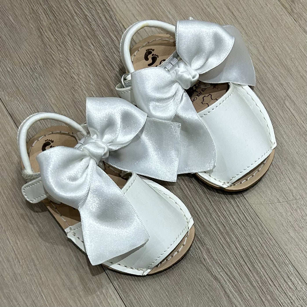 WHITE BOW SANDALS